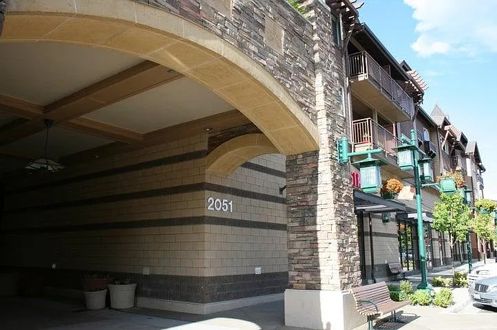 2 bed, 1200 sqft, $2,500 — Photo 3