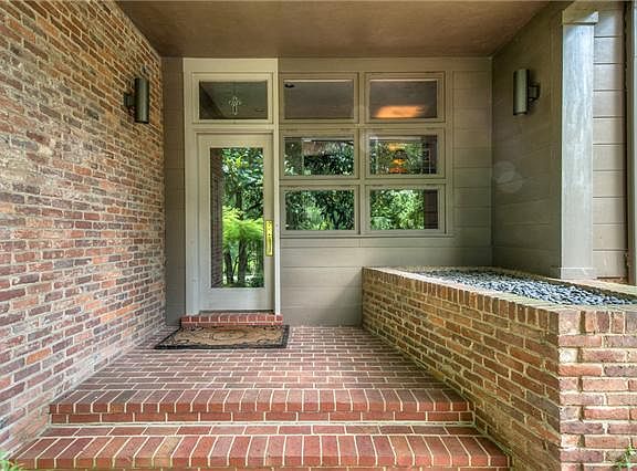 2nd image of 605 Lynnwood Blvd