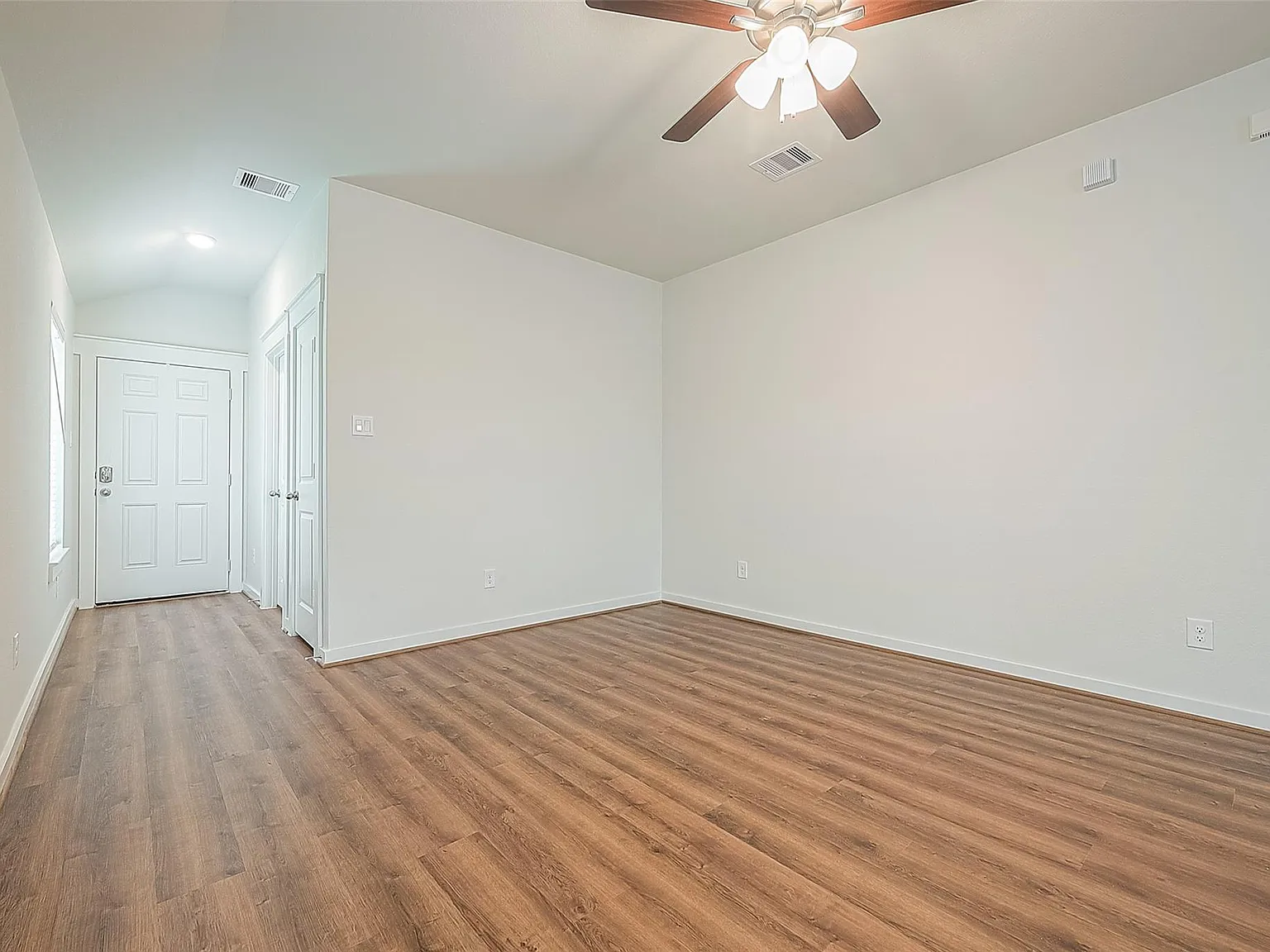 3 bed, 2.0 bath, 1429 sqft, $2,350 — Photo 3