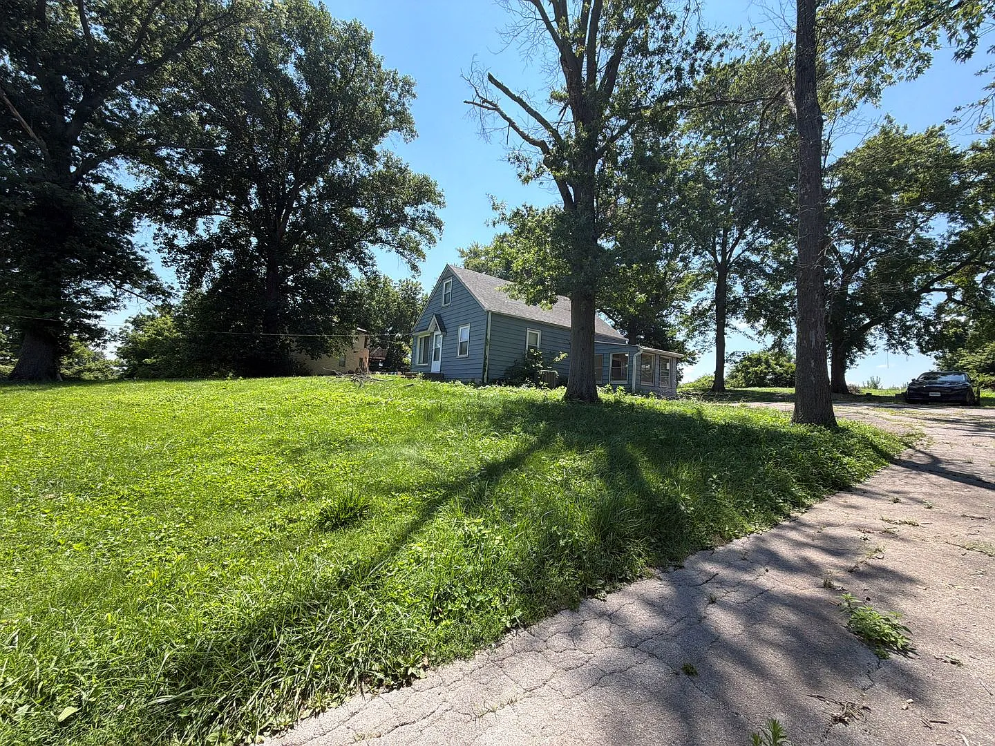 Rare Opportunity! 4 bed, 1 bath home on large lot! — Photo 2