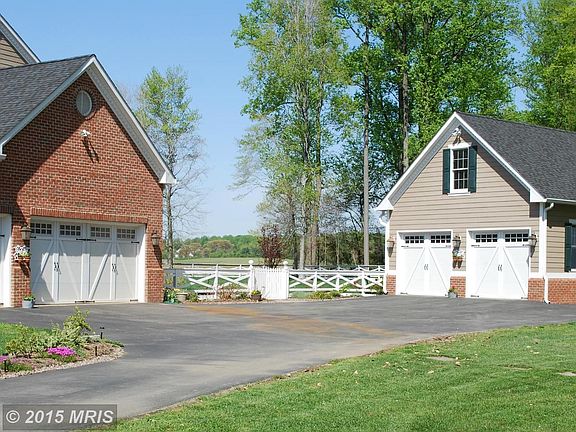 Detached 2-car/Attached 3-car garages