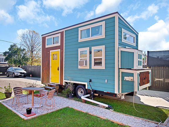 2nd image of 7917 Roswell St #B