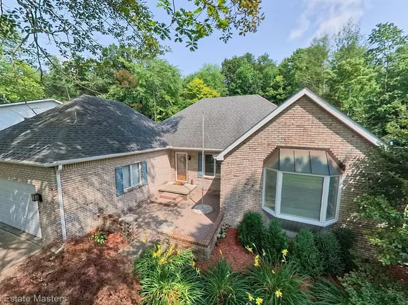 4280 Old Forge Dr, Fort Gratiot, MI 48059