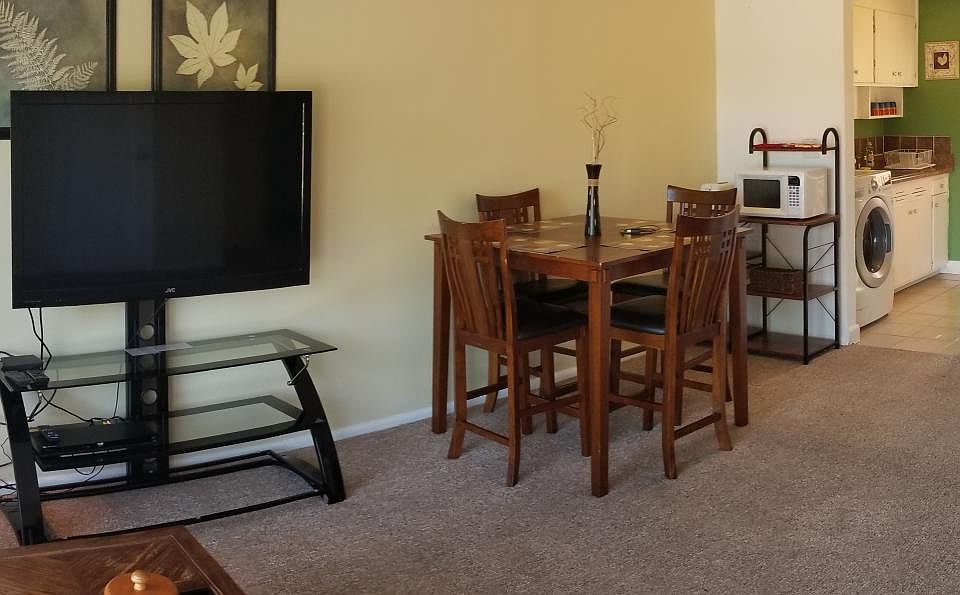 LARGE LIVING/DINING AREA