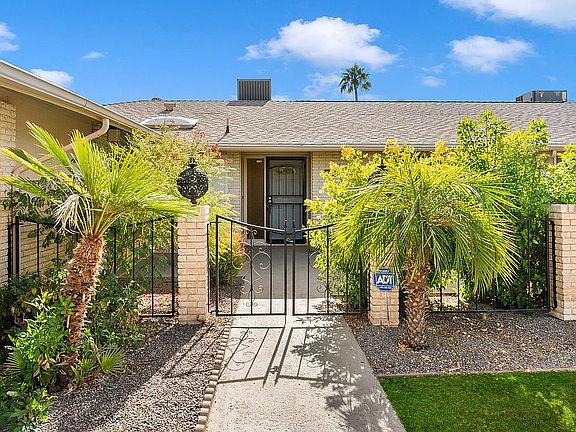 Lovely Courtyard entry