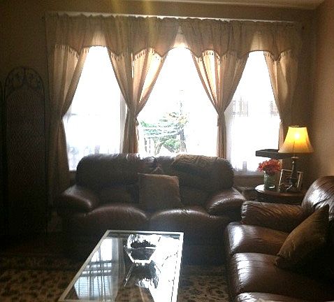Spacious Living room overlooking the neighborhood. (furnature not included)