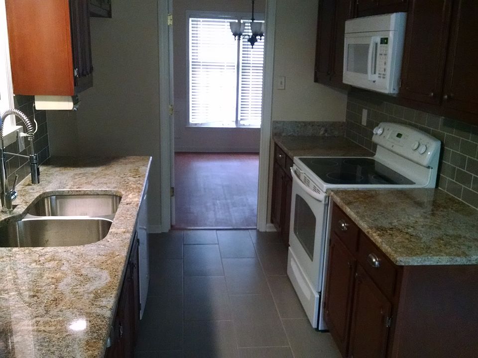2nd image of 2550 Crewe St