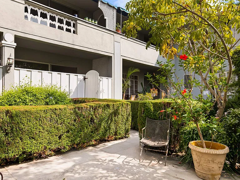 1323 N Olive Dr — Photo 1