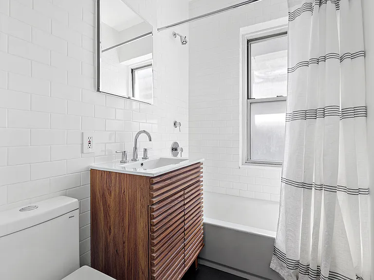 306 W 4th St #E3 — Photo 12