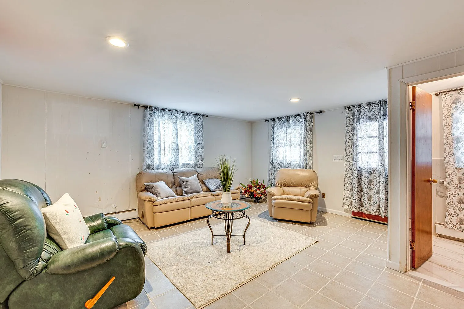 4 bed, 3.0 bath, 2497 sqft, $6,838 — Photo 4
