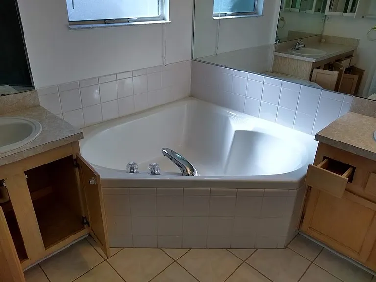 Garden tub master bedroom closeup