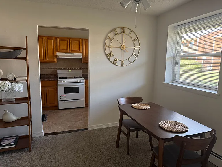 Colonial Point Apartments — Photo 36