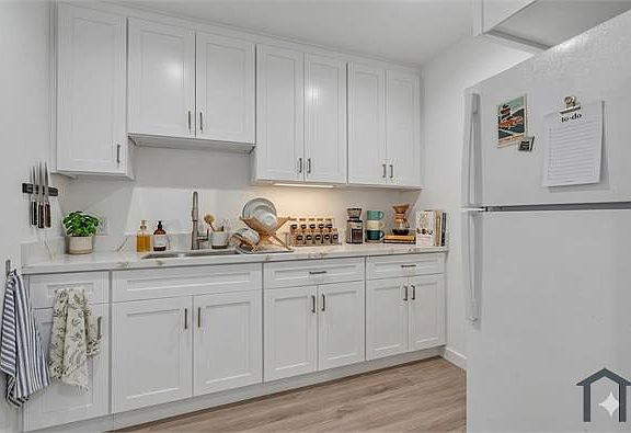 5th image of 1827 N Van Ness Ave APT 6