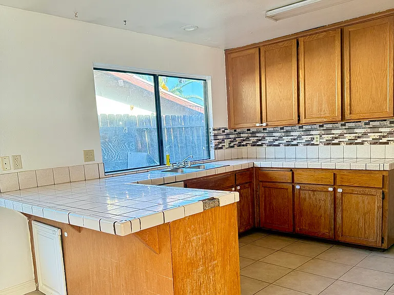 1307 W Heald Ave — Photo 5