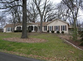 28W308 Indian Knoll Trl, West Chicago, IL 60185