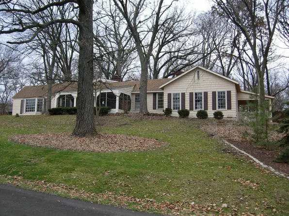 28W308 Indian Knoll Trl, West Chicago, IL 60185