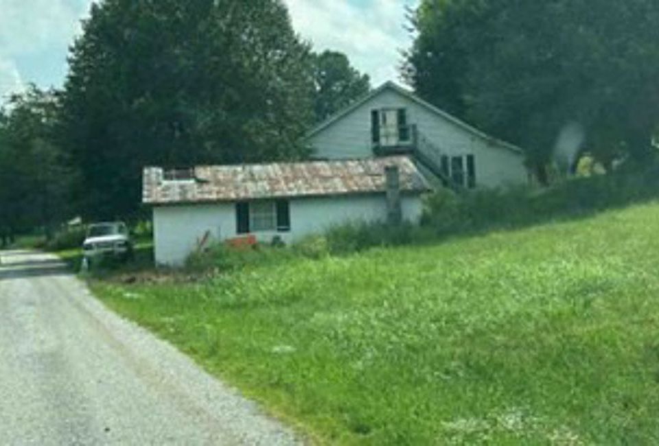 Exterior Neighborhood (street photo)