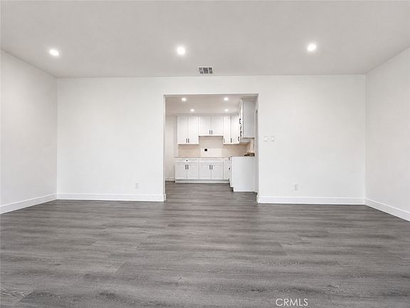 4th image of 7918 Hazeltine Ave