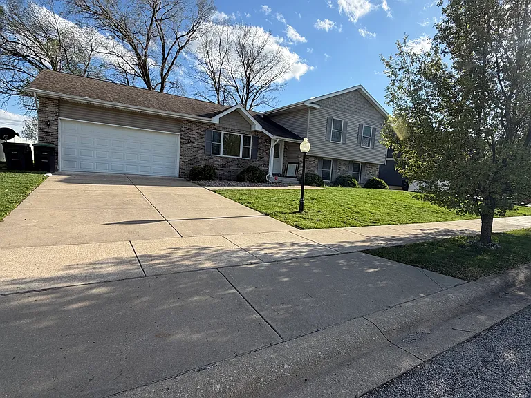 6387 Amanda Dr — Photo 2