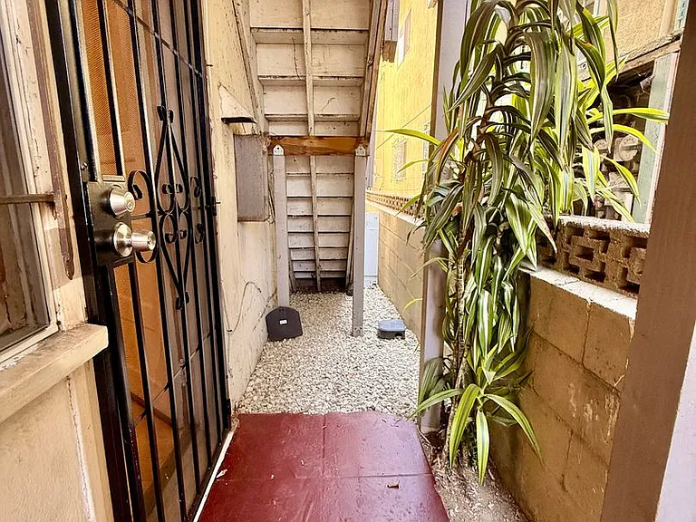 932 S Berendo St — Photo 12
