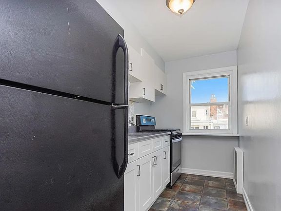 4th image of 353 Bay 8th St #8