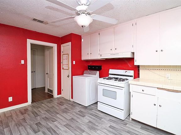 4th image of 1021 Hillcrest St