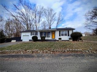 712 Hillcrest Dr, Mount Airy, NC 27030