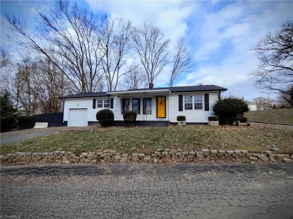 712 Hillcrest Dr, Mount Airy, NC 27030