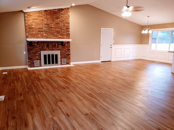 2nd image of 808 Crestwood Dr E