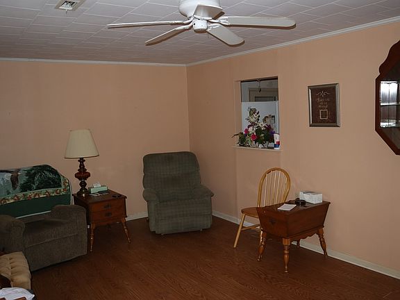 4th image of 136 N Oak St