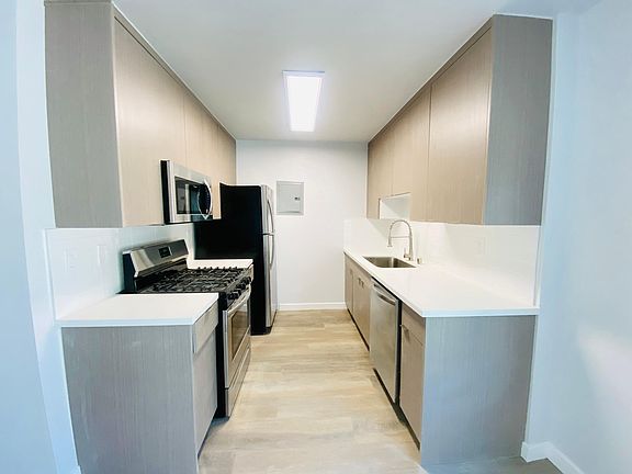 4th image of 125 S Avenue 53 #1
