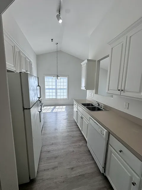 3 bed, $1,300 — Photo 4