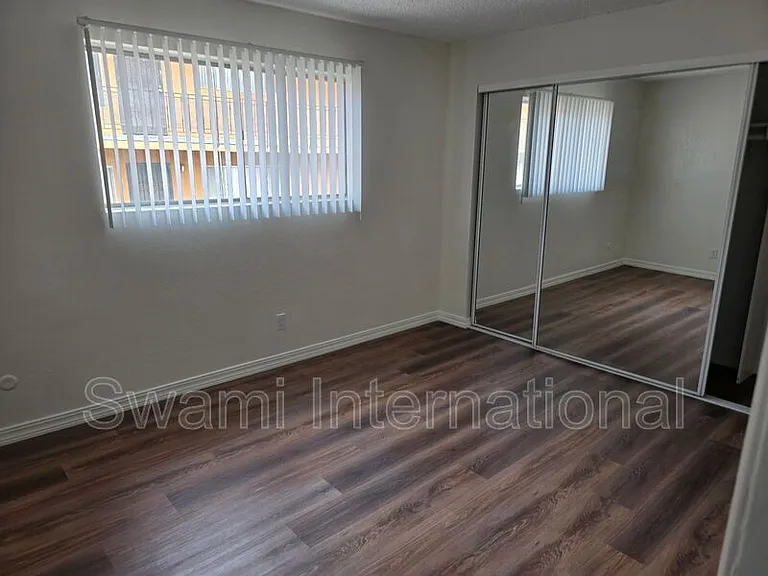 308 W Queen St #14 — Photo 9