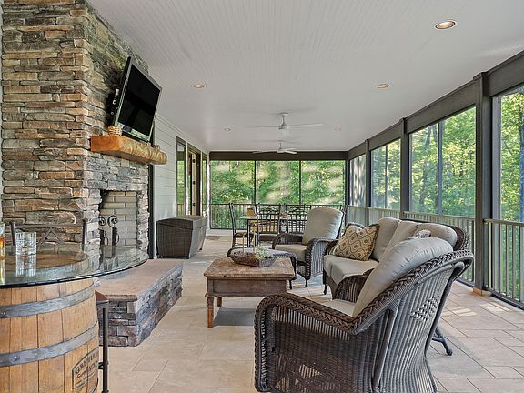 18th image of 415 Summer Breeze Dr