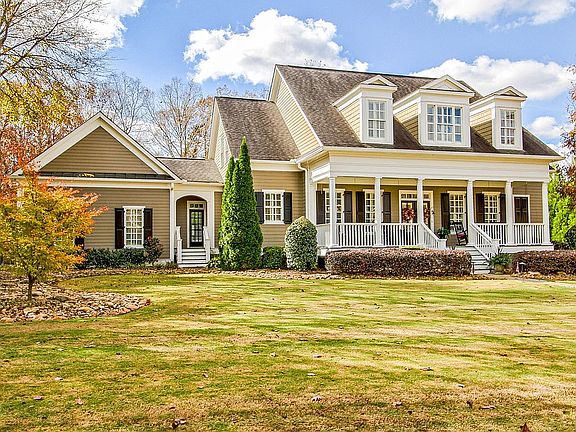 3rd image of 300 Sidney Ln