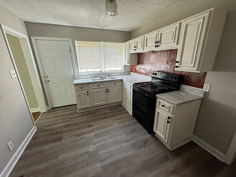 1103 McArthur Ave — Photo 4