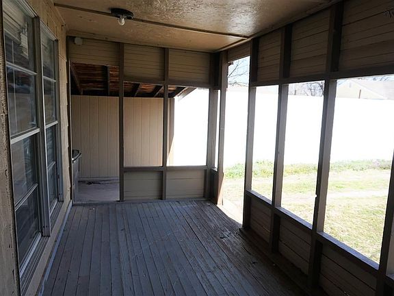 3rd image of 1028 Crescent Ln