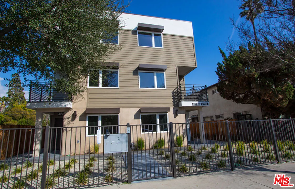 3 bed, 3.0 bath, 1575 sqft, $4,399 — Photo 3