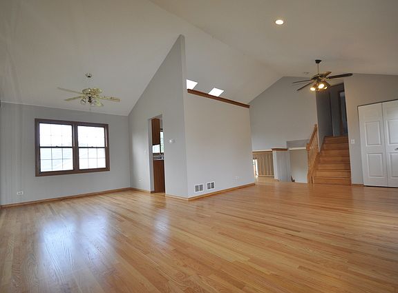 4th image of 445 Woodhollow Ln