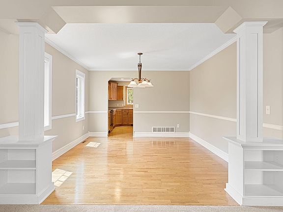 4th image of 620 Countryview Ave NE