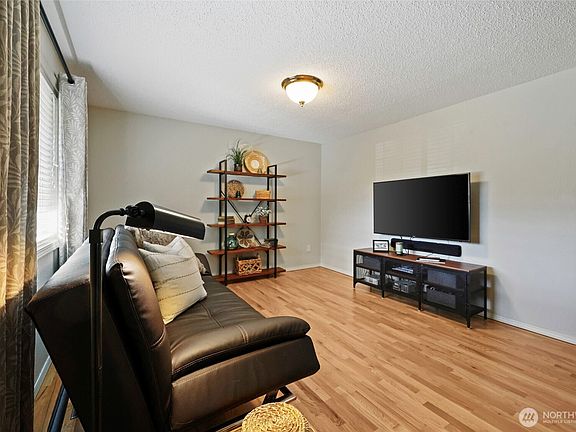 5th image of 3937 Southglen Place SE