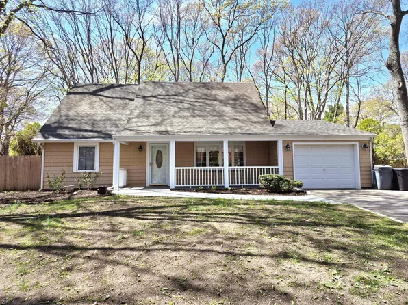 88 Sycamore Circle, Stony Brook, NY 11790