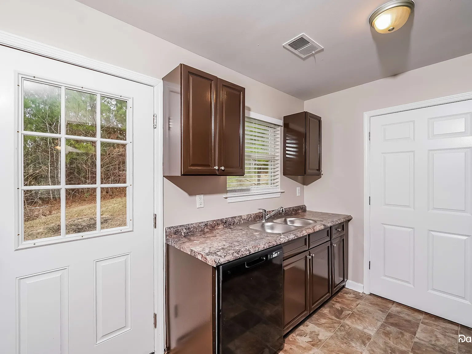 3 bed, 2.0 bath, 1012 sqft, $1,340 — Photo 4