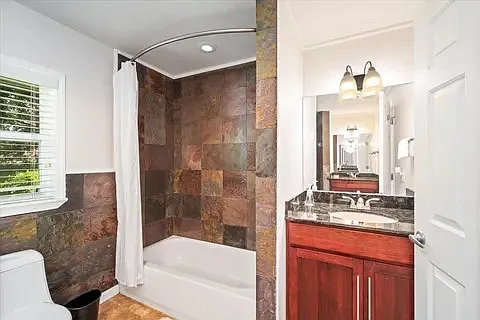 527 E Causeway Blvd — Photo 18