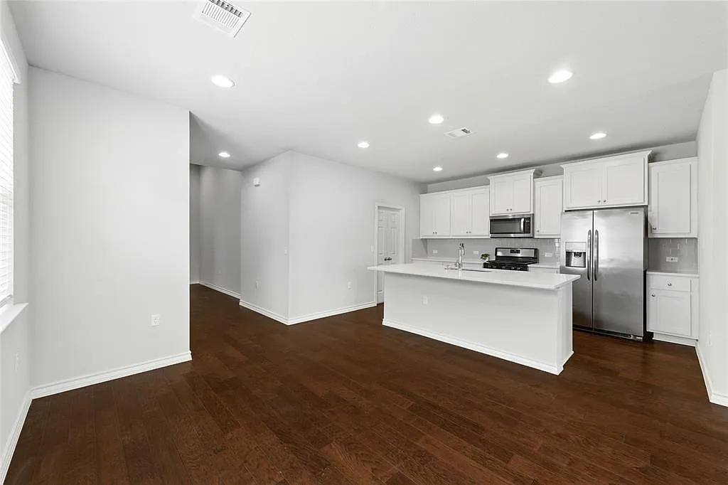 3 bed, 2.5 bath, 1950 sqft, $2,250 — Photo 2