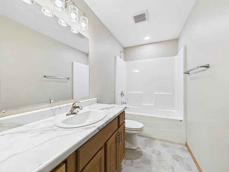 2505 N Vincent Ave — Photo 21