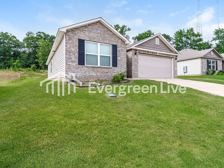 1092 Huntington Dr — Photo 2