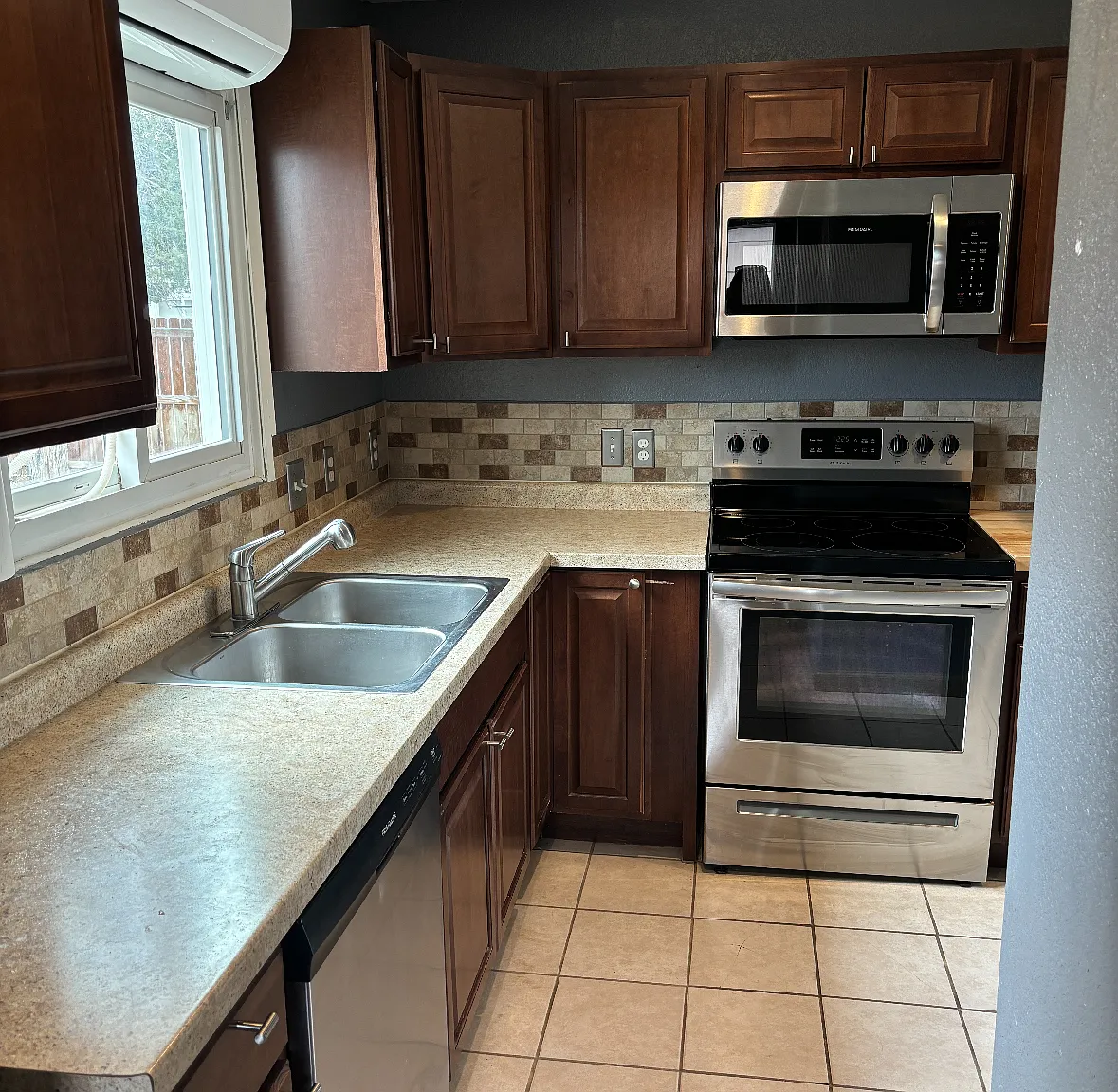 929 E 13th St — Photo 3