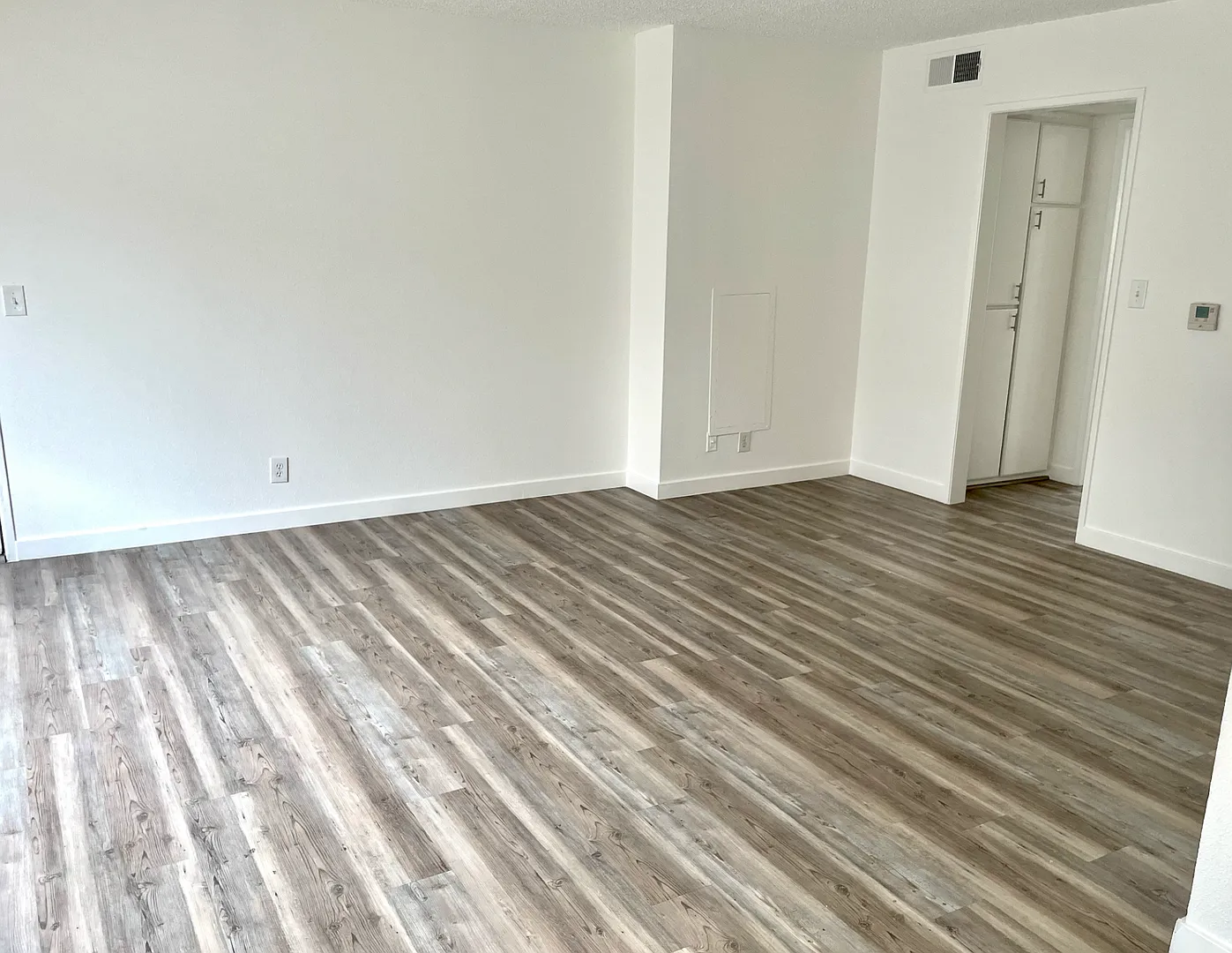 Beautiful 2 Bed/2 Bath Apartment with Private Balcony, Hardwood Flooring, Laundry Hook Ups, and C... — Photo 4