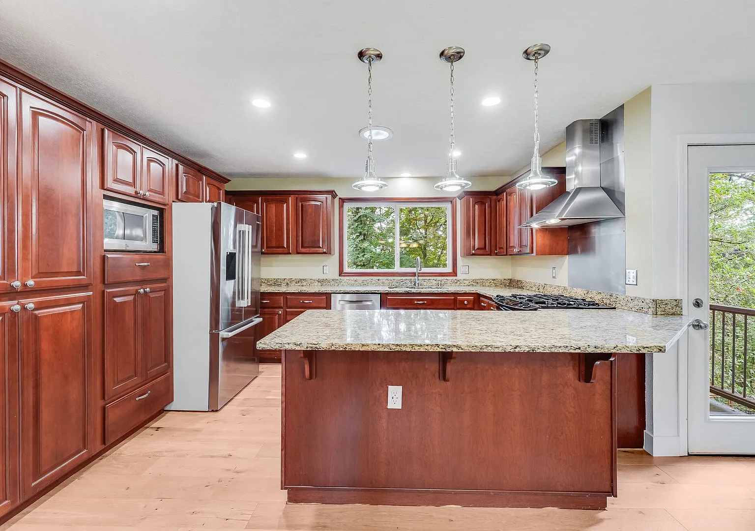 Beautiful 4 bed, 2.5 bath home with central A/C in Lake Oswego! — Photo 4